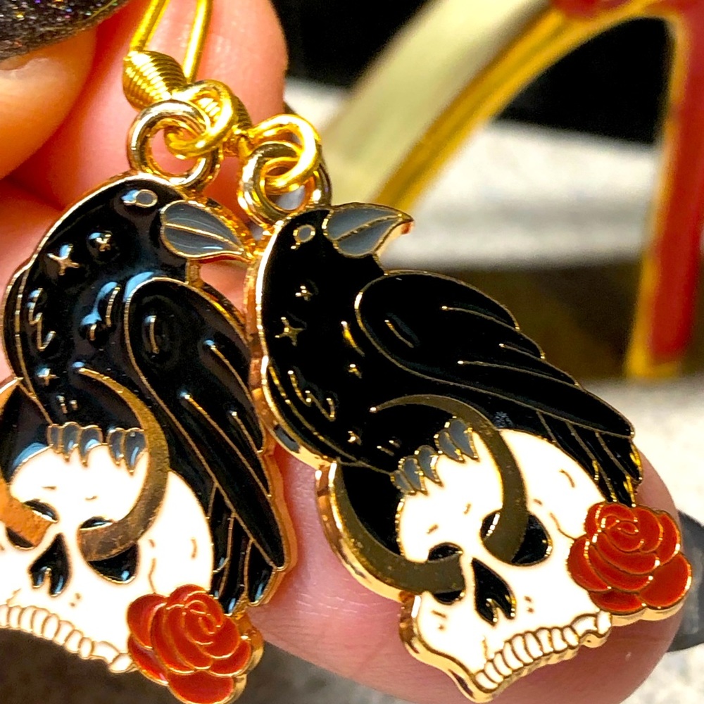 2/22 🐈‍⬛☠️Goth black crow/raven with skull and red roses earrings-gold/Halloween